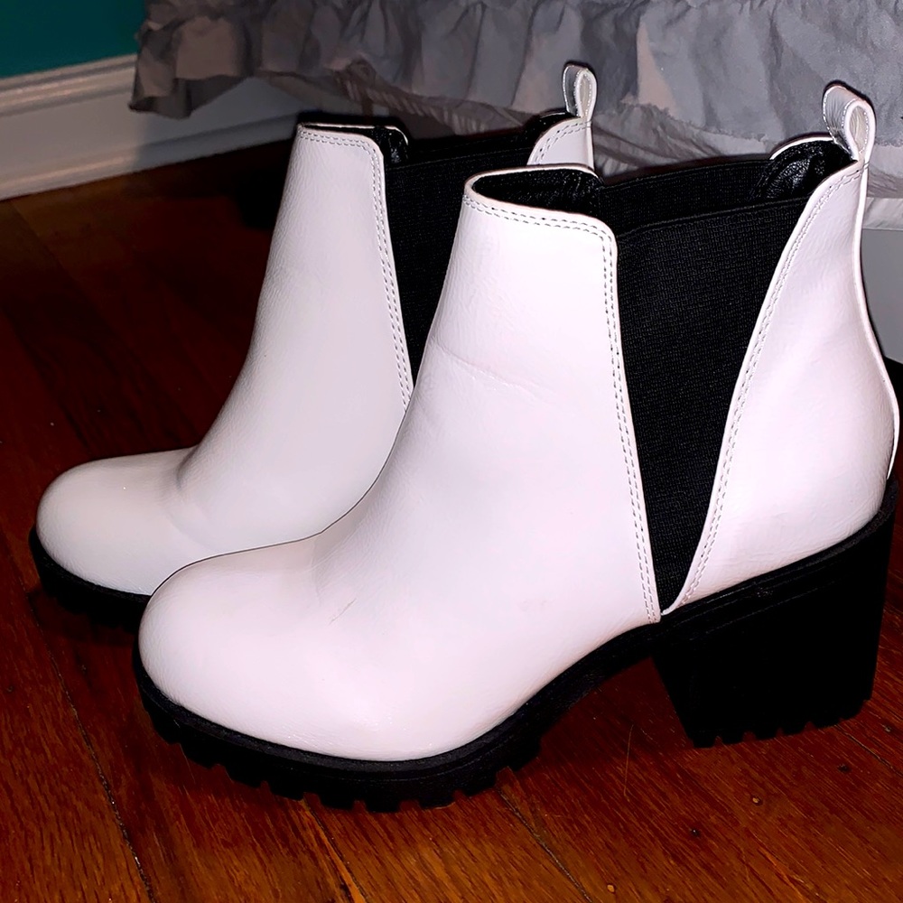 White Chelsea Boots with heel